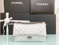 正品 chanel 香奈兒經典 2.55 包 寬 32cm 羊皮銀色含珠光 九成九新  全配   購入原價 295500   是一款會一直漲價的包！