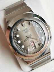 นาฬิกา Seiko 5​ Automatic ตัวถังทรงไข่ตั้ง กลไกลระบบเครื่อง 6309 หน้า​เทาน้ำตาลVintage หลักแท่งเงิน