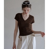 Eggka V-neck short-sleeved t-shirt