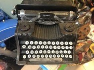 (售價:1800元) 少見的早期歐美風古董打字機/無功能的鐵皮裝飾機
