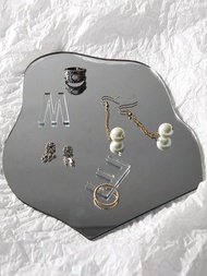 有鏡面材質的云形設計亞克力珠寶托盤,可在桌面上放置耳環和耳釘