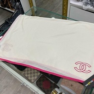 東區正精品㊣CHANEL 全新未使用香奈兒米色粉紅色LOGO 圍巾披巾披肩 RZ6216