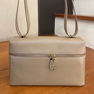 LORO PIANA 駝色皮革拉鍊肩背斜背包