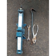 scissor car jack with and without tools spare tyre tools car jack
