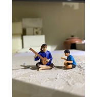 Statue of 2 fathers and sons sitting in the piano, 3cm high