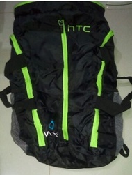 全新 HTC VIVE 輕量圓筒雙肩後背包手提包兩用 多隔層多功能運動包 休閒背包 雙肩背包 手提肩背兩用 登山 露營 旅行    量重約300g  打開約直徑26x長46cm  收起來約直徑26x厚