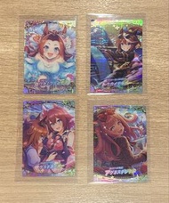 這四張卡片是日本萬代（Bandai）推出的《賽馬娘 Pretty Derby》雙重威化餅食玩卡（ツインウエハース）系列，均為支援卡＜SSR＞（サポートカード＜SSR＞）等級，表面具有精美的全息閃卡（H