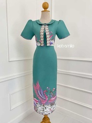 N629 ชุดเดรสผ้าปาเต๊ะปาเต๊ะอินโด คอบัว แต่งกั๊ก กระโปรงยาว งานอัดกาวทั้งชุด ทุกชิ้น ซิปซ่อนด้านหลัง