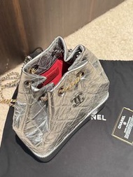Chanel银色双肩包