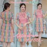 ชุดผ้าไทย ชุดเดรสผ้าไทย ผ้าฝ้ายทอลายหัวใจ ทอไล่สีรุ้ง ออกแบบคอจีนทรงกั๊กสั้น แขนสั้น แต่งโบว์เข็มกลั