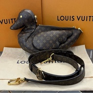 LV x Nigo 聯名 老花滿印拉鍊 帆布塗層鴨子包單肩斜挎包 芯片款 附件：肩帶。