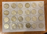 1974年發行的葡屬澳門貳拾圓（20 Patacas）澳氹大橋紀念銀幣。🪙 硬幣背景與規格這枚硬幣是澳門在葡萄牙管轄時期，為了紀念嘉樂庇總督大橋（又稱澳氹大橋）於1974年10月正式通車而特別發行的流