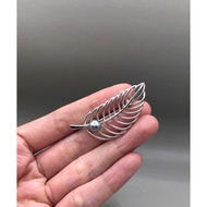 Leaf brooch with 1 6.6mm gray Akoya tablet selected from Japan