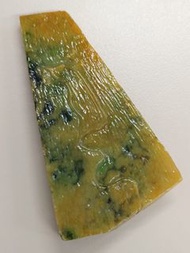 天然緬甸翡翠玉石，大馬坎黃加綠翡翠大牌子原石一塊，黃翡內飄滿綠色花，可加工雕刻成珍貴的大牌子。