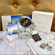 【NA She.歐美精品進口服飾名品】SEIKO 精工CS系列經典新款黑色面盤賽車極限競速三眼計時不銹鋼摺疊式蝴蝶錶釦日期窗腕錶 手錶 賽車錶 大錶面 凹造型 吸眼球 熱銷款 簡約素雅 率性時尚 高端