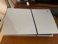 出一部Sony PlayStation 5 slim 主機港版光驅  2025年11月17日購買 買嚟冇玩過幾次就封存了 機器箱對號 有購買記錄。配件都喺  講明書 一個原裝手柄 原裝hdmi線  原