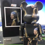 Bearbrick - Het Meisje Met De Parel Famouspaint By Johannes Vermeer 400% 28 cm Gear Joint Electroplated High Quality Action Figures / Toy / Collection / Gift / Lzkail.sg