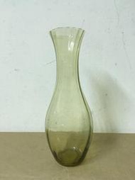 WH28381【四十八號老倉庫】二手 早期 台灣 橄欖綠 小氣泡 薄胎 玻璃 花瓶 22.8cm 1瓶價【懷舊收藏拍片道
