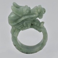 Parichat Jewelry แหวนหยกแท้จากพม่า แกะสลักเป็นหัวมังกรสวยงาม สีเขียวลวดลายตามธรรมชาติ น้ำหนัก 86.80 กะรัต ไซส์ 10