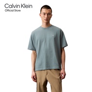 CALVIN KLEIN เสื้อยืดคอกลมแขนสั้นผู้ชาย Archive Logo ทรง Relaxed รุ่น 40HM229 CKM - สี Blue Gray