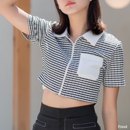 Fond - เสื้อครอปแขนสั้น ดีเทลลายตารางสีดำขาว มาพร้อมกระเป๋าหน้าสีขาว E00