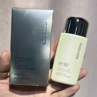 包順豐！日本本土 mooklook 茉珂 spf50+ pa++++ 輕透倍護防曬乳防曬傷防藍光清爽水潤小金盾 UV MOISTURE PROTECTS SUNSCREEN 50ml。