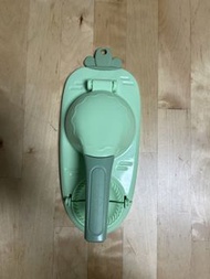 Moufeng 餃子模具   這款餃子模具方便製作餃子。模具為薄荷綠色，包含一個壓制餃子皮的區域和一個製作餃子的區域。模具背面有支撐結構。模具上印有“Moufeng”字樣。