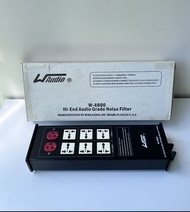 美國WAudio的 W-4800 發燒級音響電源濾波器與電源淨化器,用於高級音響及家庭影院系統，過濾電網中的雜訊（如 EMI/RFI 電磁與無線電干擾)提供更純淨的電流，提升聲音的清晰度、背景寧靜度與