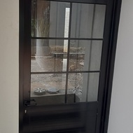 pintu kaca aluminium ornamen