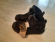 全新Under Armour boots, GORE-TEX, Michelin 鞋底，日本買