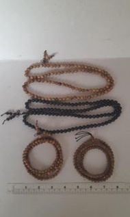 沉香木108粒珠串。兩條6mm,兩條8mm,可以作3-4行手鏈佩戴，氣味芬芳。每條138元。一手四條清貨價共售398元，多量價錢可再商議。no.B5.2.25