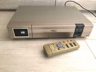 (原價$7,000+) 99%新 SHARP 聲寶牌 一代機皇 6個鈦金屬磁頭 G-Code NICAM HiFi 立體聲 VHS 金色金屬機身 全球多製式 錄影帶 磁帶 錄影機 連遙控器 Titan