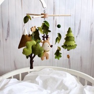 綠林中的鹿氈嬰兒床嬰兒車、林地嬰兒床車