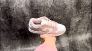 💥現貨💥軟妹必入溫柔斬男色 Nike Dunk Low 淺玫瑰粉白粉 休閒滑板鞋 | 淺粉+白配色 | 低幫設計 | 男女情侶適穿|