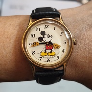 นาฬิกาญี่ปุ่น Vintage Mickey Mouse  Lorus by Seiko ระบบถ่าน ตัวเรือนทองสวย กระจกสวยใส ด้านในมีรอยจากการใช้งานทั่วไป ไม่มีผลกับการใช้งาน