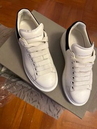 (新年大清貨/ Big sale) Alexander McQueen Sneakers 亞歷山大麥昆白色黑尾波鞋 size 35