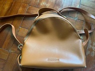 Charles & Keith 貝殼背囊