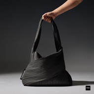 PDM กระเป๋าสะพาย ผ้าพลีท  Echo Medium