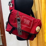 Tas Messenger bag peeps burgundy