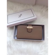 กระเป๋าสตางค์ผู้หญิง กระเป๋าสตางค์Lyn  outlet มีหลายสีเเต่งหน้าเข็มขัด เเต่งอะไหล่สีทอง