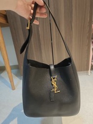 Saint Laurent (YSL) 經典的 Le 5 à 7 Supple Hobo 單肩包