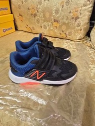 New Balance 兒童運動鞋