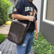 กระเป๋าสพายข้างแบรนด์แท้ WOLVES ORIGINAL 100% หนัง PU กันน้ำ ช่องใส่ของกว้าง มีช่องเยอะ  เรียบๆแต่ดู