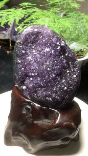 紫晶洞顏色超紫的，實木，尺寸高13.5寬8釐米，重60
