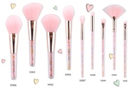 NEE CARA LOVE BRUSH (NCR-LB) : NEECARA นีคาร่า แปรงแต่งหน้า ด้ามหัวใจ x 1 ชิ้น abcmall