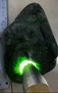 后江高色料天然翡翠原石Boutique jadeite stone