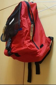 品牌elle紅色後背包，時尚休閒亮麗輕盈質感佳，內外5個夾層非常好收納，40×35公分未使用過唯此一個
