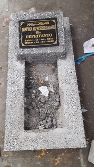 Batu nisan bangunan makam (kijing) bayi