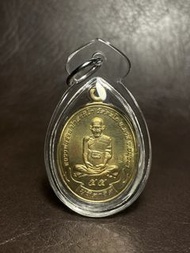 這尊是泰國當代極具代表性的「國民財神」——大城府瓦達โก寺（Wat Tako）龍婆瑞（Luang Phor Ruay）大師的「佛曆2555年（西元2012年）มุทิตาจิต（Muthitachit