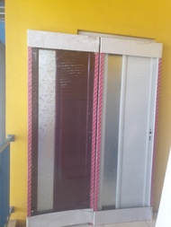 pintu aluminium kamar mandi motif kaca samping